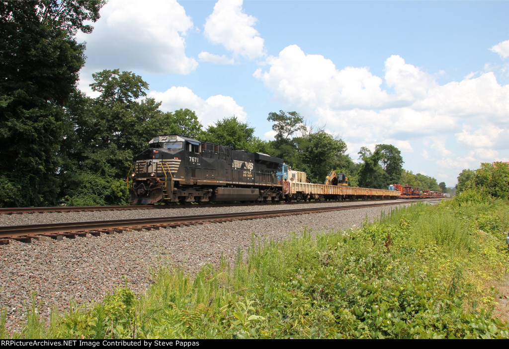 NS 7671 with MOW train X47